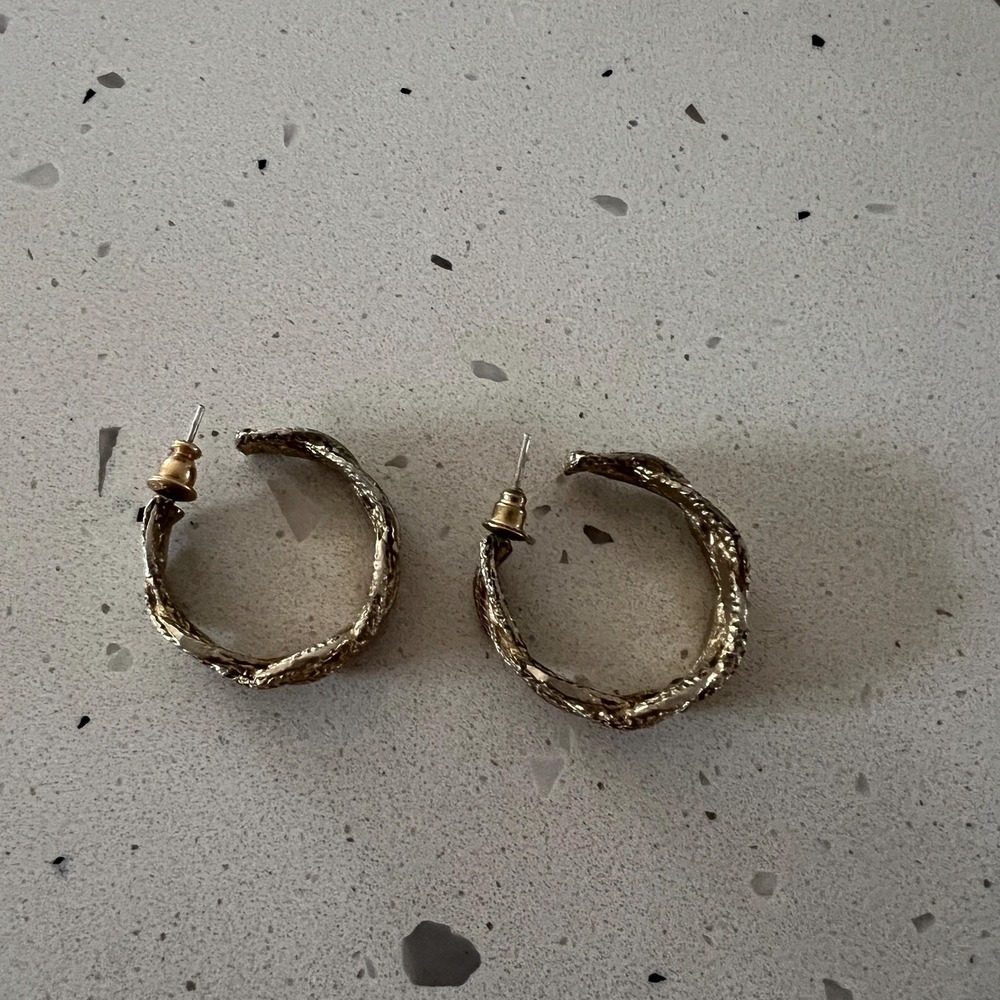 Vintage 1980s gold tone braided hoops everyday earrings pierced ears Casual - Picture 5 of 7